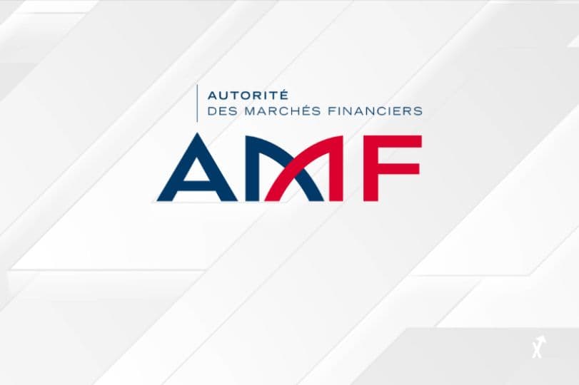 Logo bleu et rouge de l'AMF, Autorité des marchés financiers, sur fond gris clair